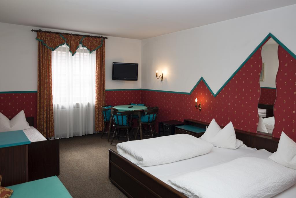 Hotel-Gasthof Zur Post Фельбург Екстер'єр фото